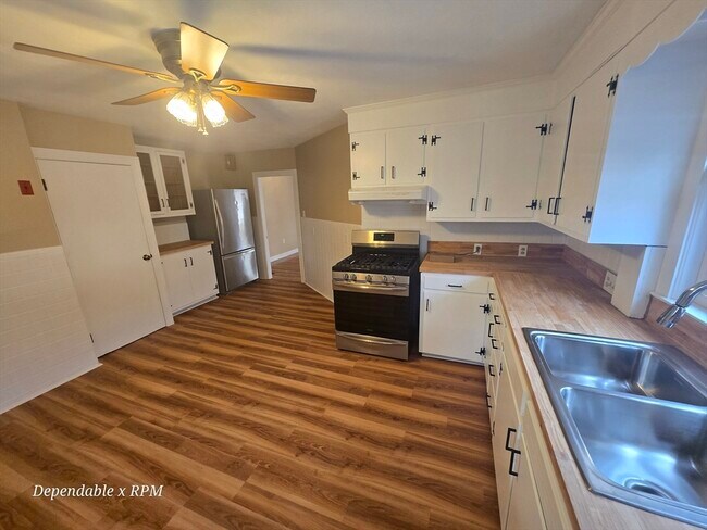 Building Photo - 232 Nahatan St