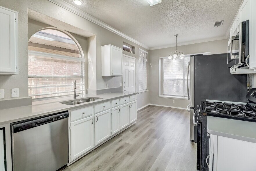 Building Photo - 1511 Springwood Dr