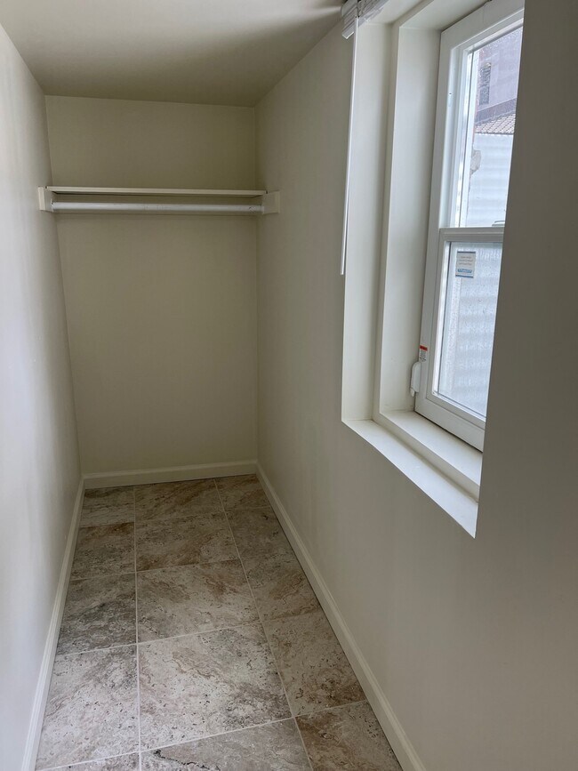 Building Photo - 24671 Parklawn St