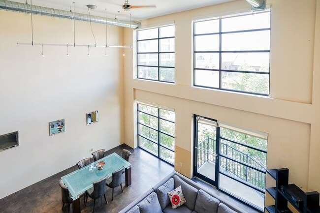 Building Photo - Fully Furnished 2-Level Condo for Traveling Nurses | 1,549 Sq Ft | Private Parking | Shared Living