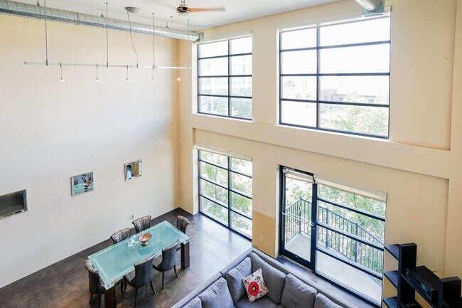 Building Photo - Fully Furnished Mid-Term 2-Level Condo | 1,549 Sq Ft | Private Parking | Shared Living