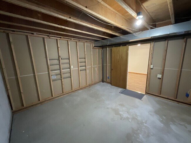 Building Photo - 4 Bedroom Home Available Near Research Pkwy & Scarborough Dr!