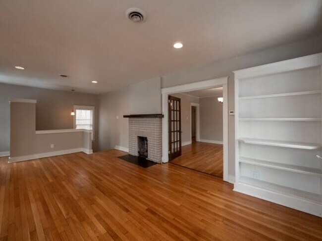 Building Photo - 319 W Hutchinson Ave