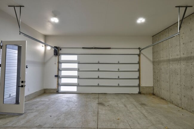 Building Photo - 2580 N W Awbrey Point Cir