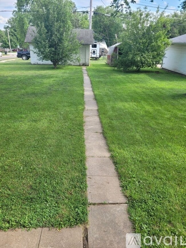 Building Photo - 2 Bd 1 Ba House in Beatrice Available in June!