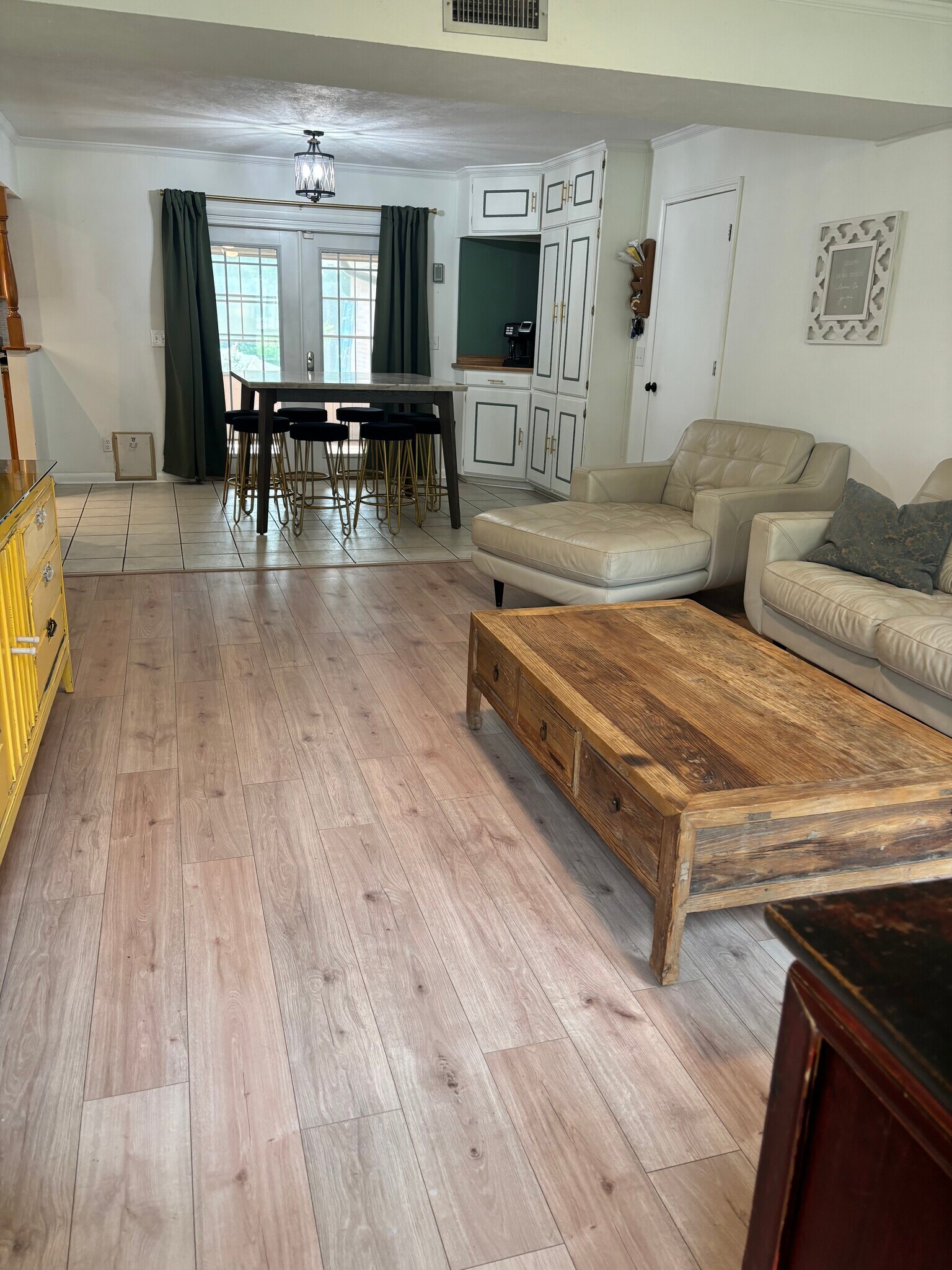 Living Room - 400 Colonial Dr
