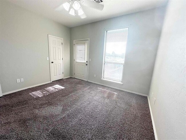 Building Photo - 10000 Shadowview Dr