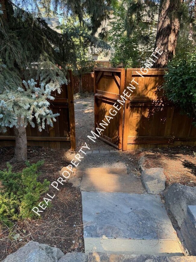 Building Photo - Immaculate Westside Home in the Pine Trees