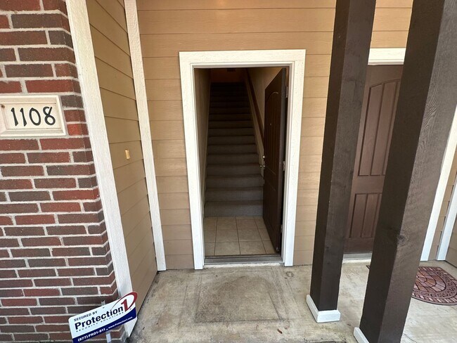 Building Photo - 2 BED 2 BATH TOWNHOME ON SHUTTLE ROUTE NEAR CAMPUS -  WITH POOL!