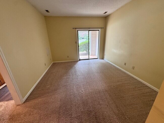 Building Photo - Beautiful Spacious 1st floor Condo! Amenity Access included!