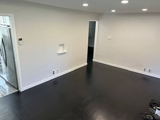 Building Photo - Newly Remodeled Duplex