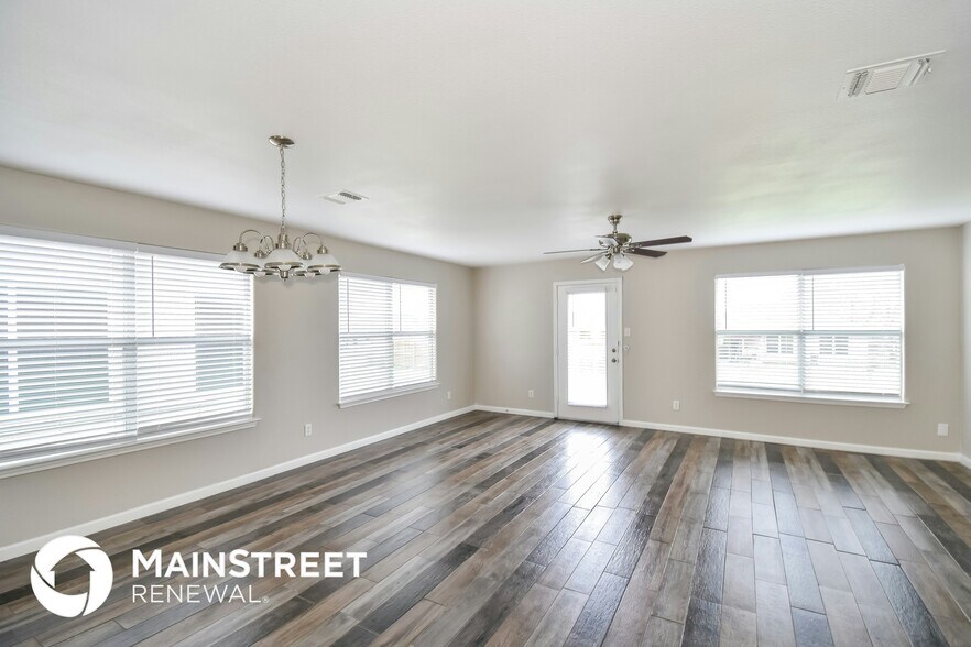 Building Photo - 10 4th St W