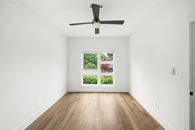 Building Photo - Stunning 3BR/3.5BA contemporary condo in the heart of Wedgewood-Houston!
