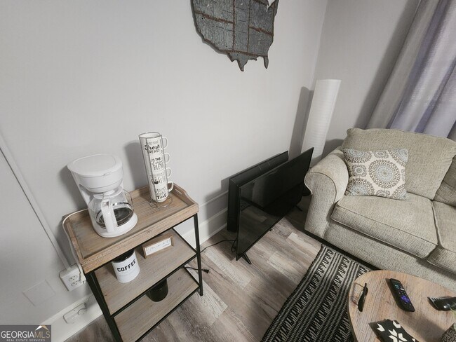 Building Photo - 917 Oakview Ave