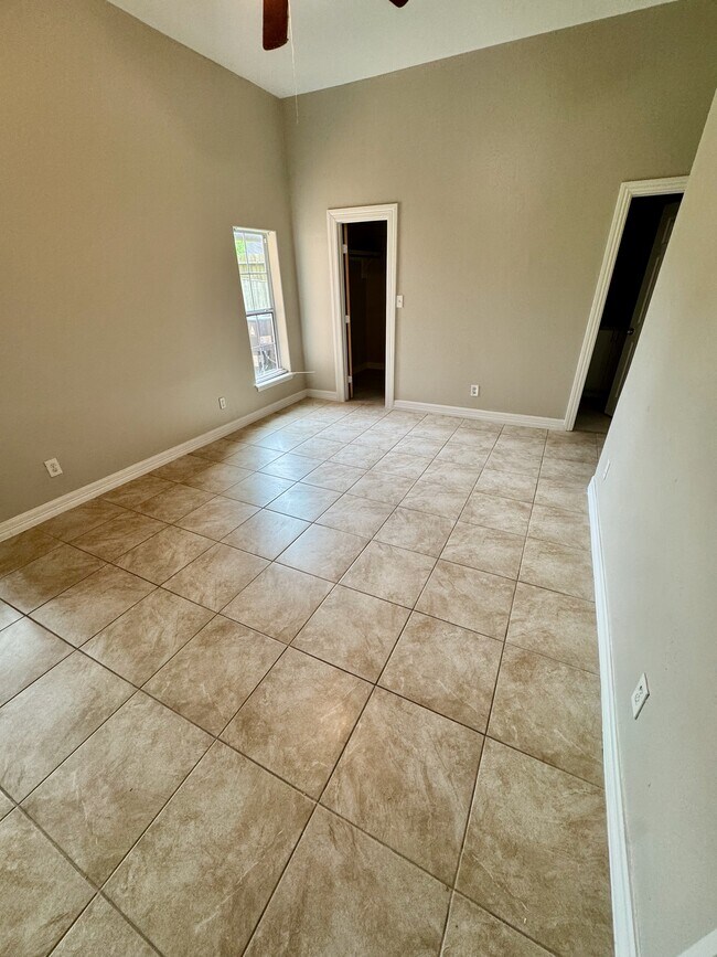 Building Photo - 4415 Tulip Ln