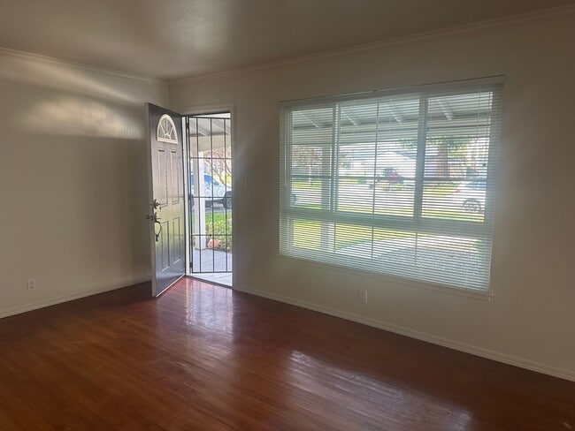 Building Photo - 3 Bedroom 2 Bathroom Home with Yard