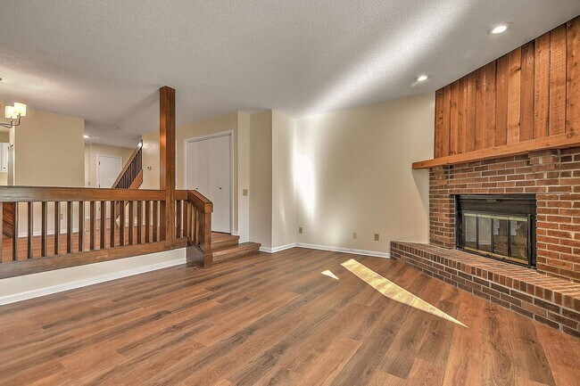 Building Photo - 501 Manor Dr