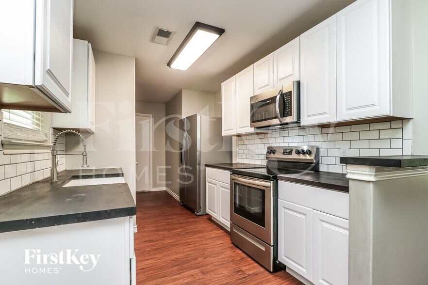 Building Photo - 10684 Royal York Dr