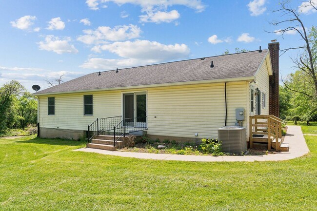 Building Photo - Charming One-Level Home Nestled Among Matu...