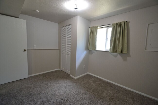 Building Photo - Newly Remodeled 4 Bedroom with AC!