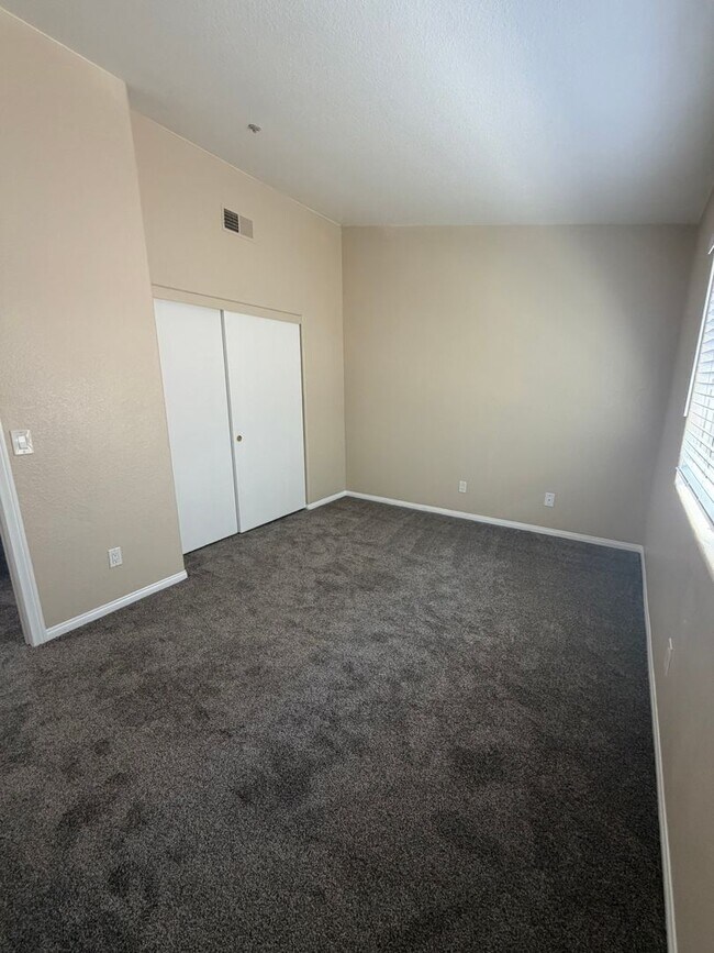 Building Photo - 1031 S Mollison Ave