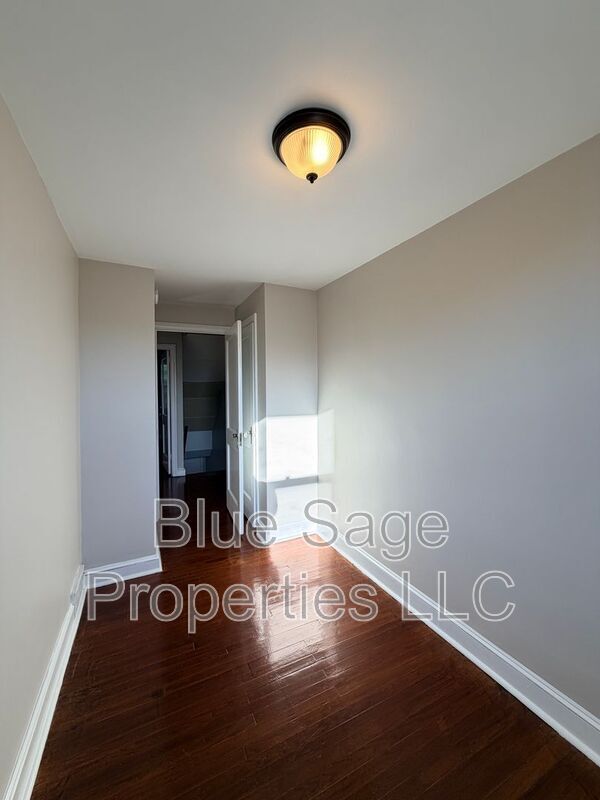 Building Photo - 902 Maple Ave