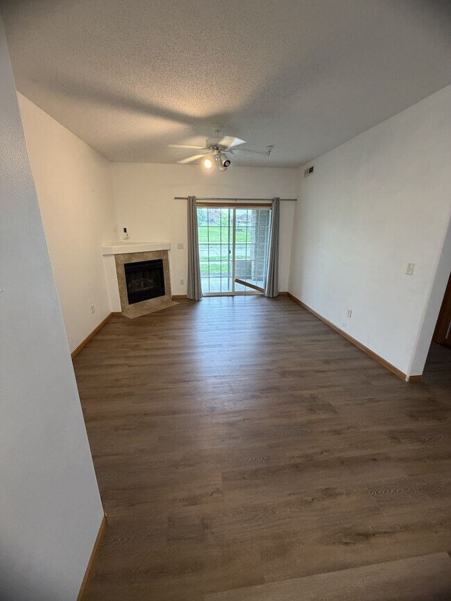 Building Photo - New Listing - 2 Bedroom, 1 Bath Condo on Northeast side of Iowa City