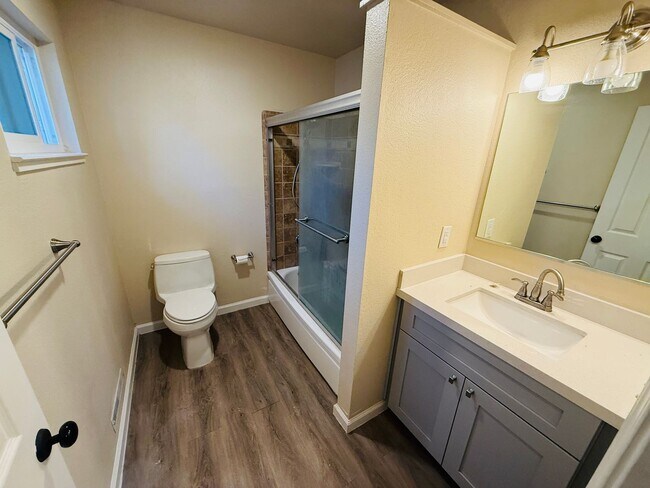 Building Photo - 3 bed 2 bath unit with 1 car garage - Pet Friendly