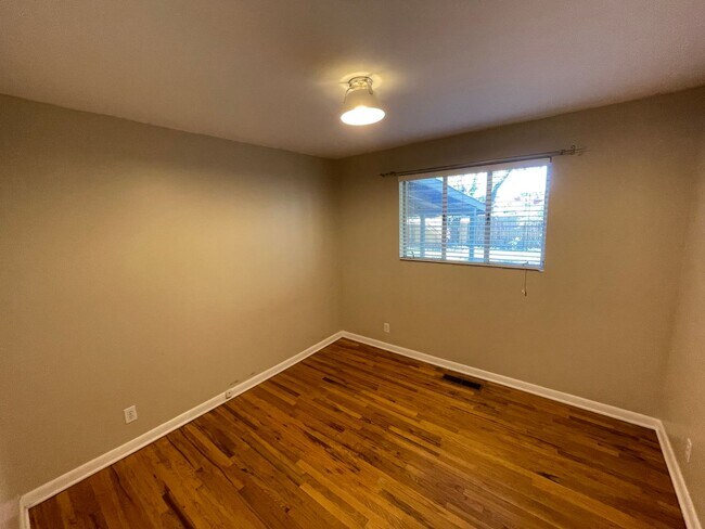 Building Photo - Cozy Holladay Gem – 3 Bed, 2 Bath with Fen...