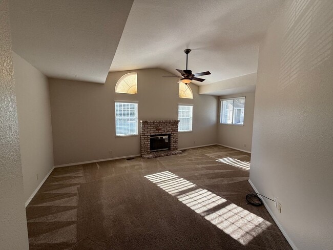 Building Photo - 4-bedroom plus a loft on a court in Escalon!