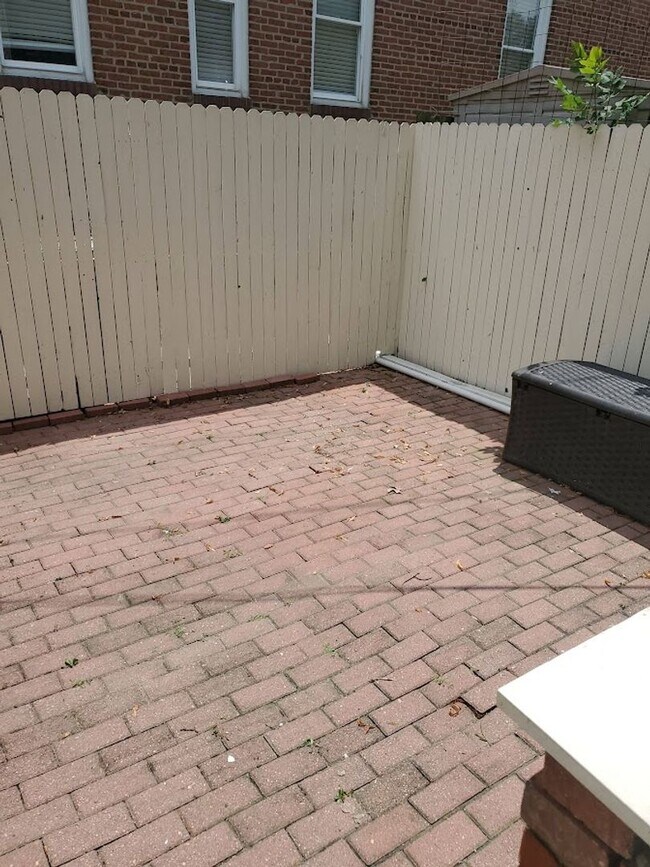 Building Photo - 143 S. Linwood Ave/4 Bed, 4.5 Bath TH in P...