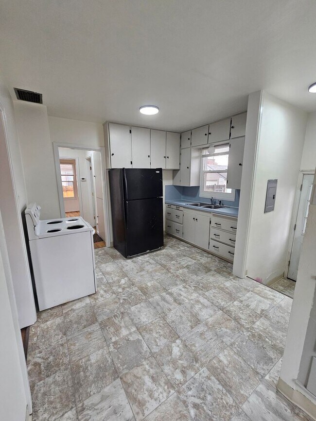 Building Photo - Available Now – 2 bedroom, 1 bathroom Boise Home with Fenced Yard and Detached Garage.  Basement ...