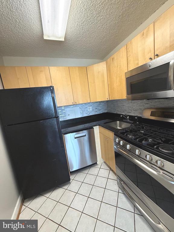 Building Photo - 1225 Martha Custis Dr