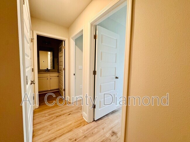 Building Photo - 10 Renea Cv