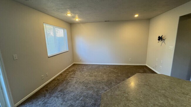 Building Photo - 3 Bedroom 2.5 Bath in West Jordan!