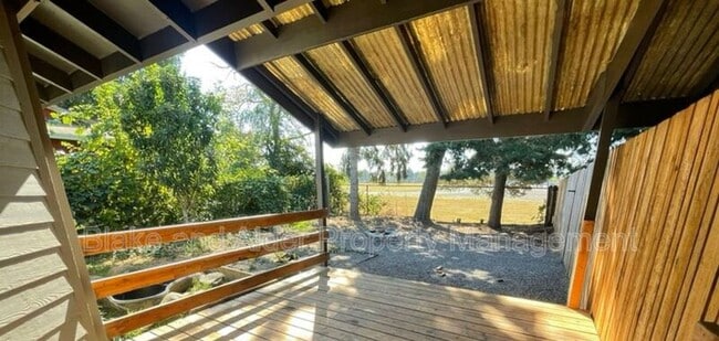 Building Photo - 2410 SE 9th Ct