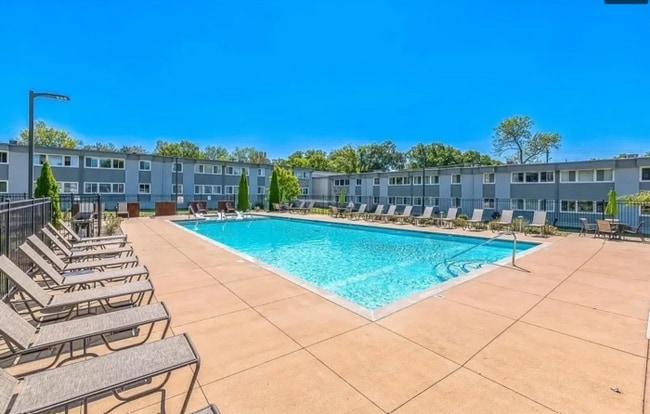 Building Photo - FOR RENT - 3 Bedroom Condo in Green Hills