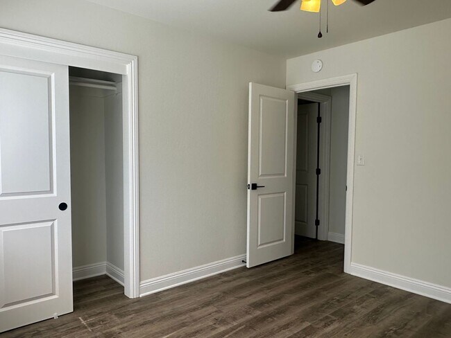 Building Photo - 3+2 RENOVATED W/Drive-Through Garage!