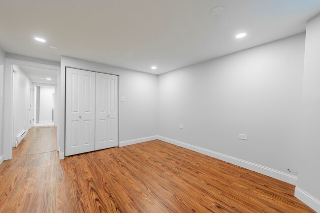 Building Photo - 666 E 50th Pl