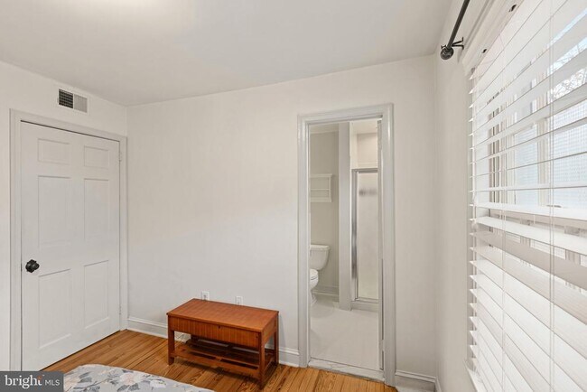 Building Photo - 810 Queen St