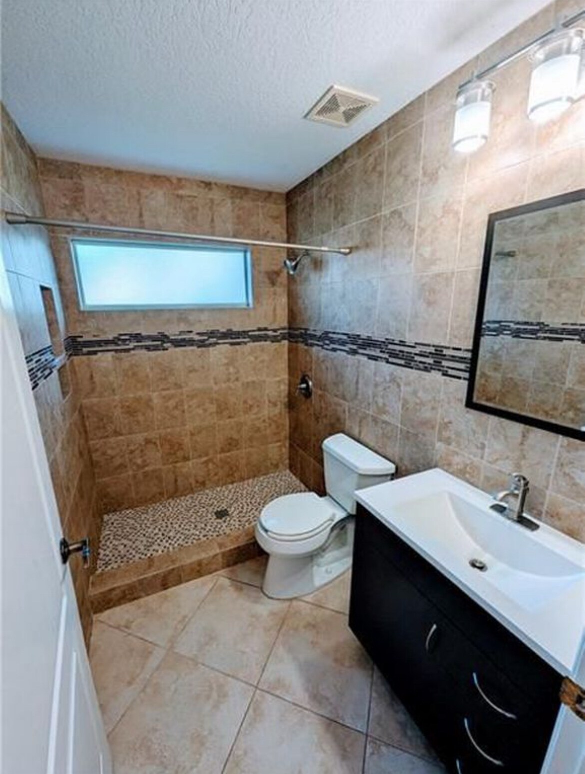 2nd bath fully tiled from ceiling to floor - 562 SW Saint Martins Cv