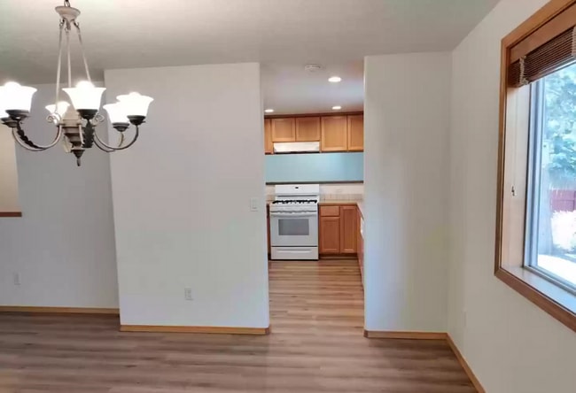 Building Photo - Spacious, updated home with A/C in SW Bend!