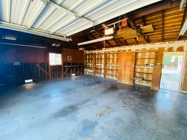 Building Photo - 3 Bedroom, 2 Bath Southside Home Near School and Park