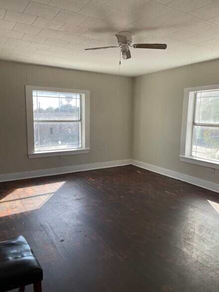 livingroom - 428 S Texas Ave