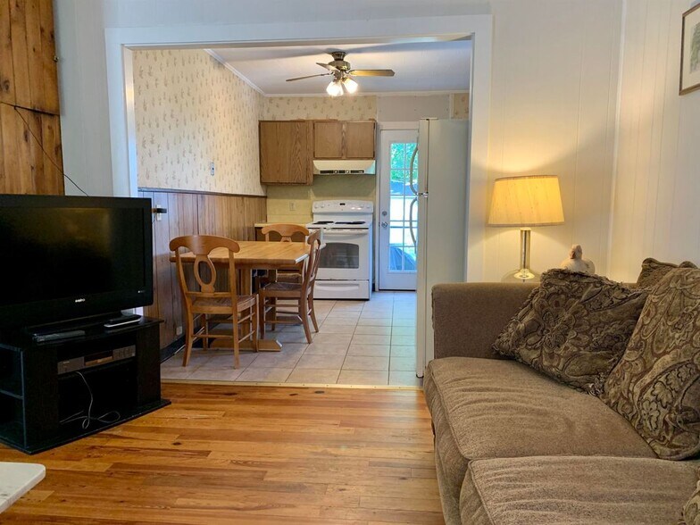 Building Photo - 67 Cable