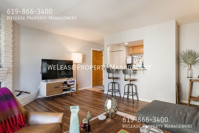 Building Photo - 2 bed 1 bath Sunny top floor end unit in G...