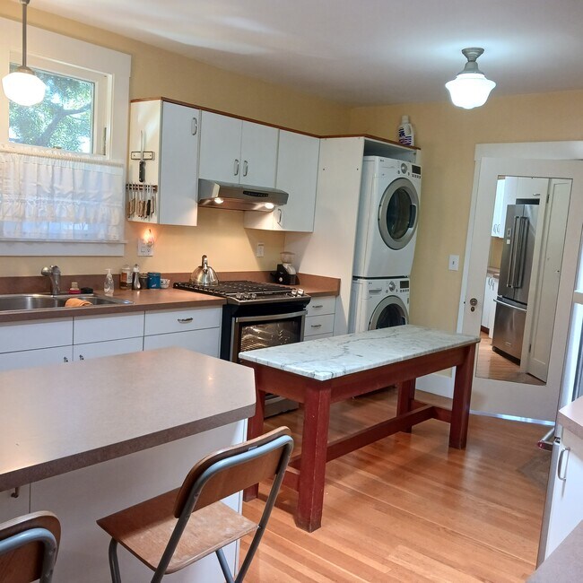 Kitchen/laundry - 5591 Lawton Ave