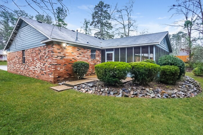 Building Photo - 711 Stillwater Dr