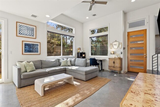 Building Photo - 402 El Paso St