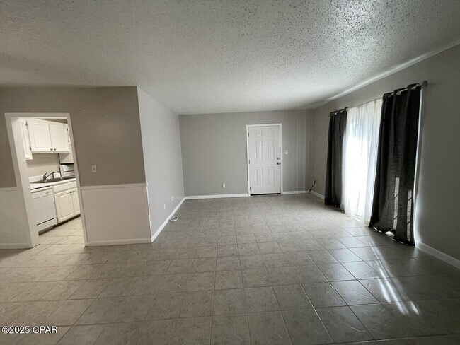 Building Photo - 2100 W Beach Dr